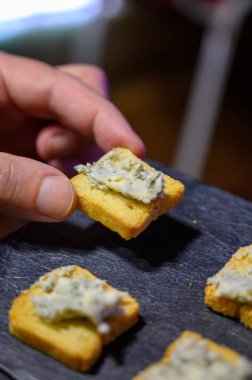 Cabrales 'in tadı, İspanya' nın Asturias kentindeki kırsal süt çiftçileri tarafından yapılan mavi peynir keçi ya da koyun sütü ile karıştırılmış pastörize edilmemiş ineklerden alınan süt Picos de Europa 'nın küçük üretim bölgesi.