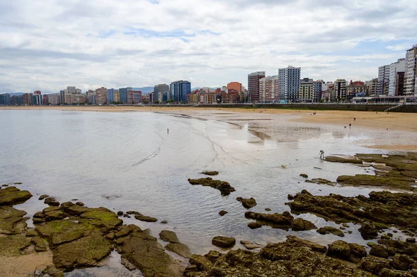 Gijon 'da San Lorenzo ve Cantabria sahillerinde manzara, Asturias, Kuzey İspanya' da büyük şehir.