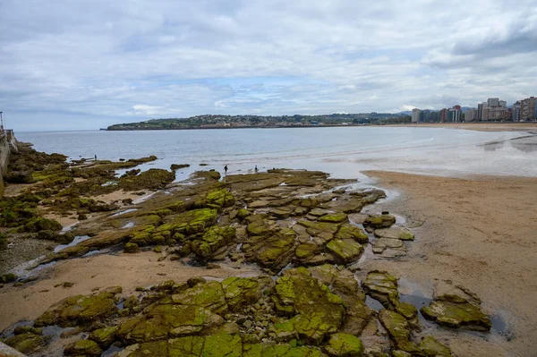 Gijon 'da San Lorenzo ve Cantabria sahillerinde manzara, Asturias, Kuzey İspanya' da büyük şehir.