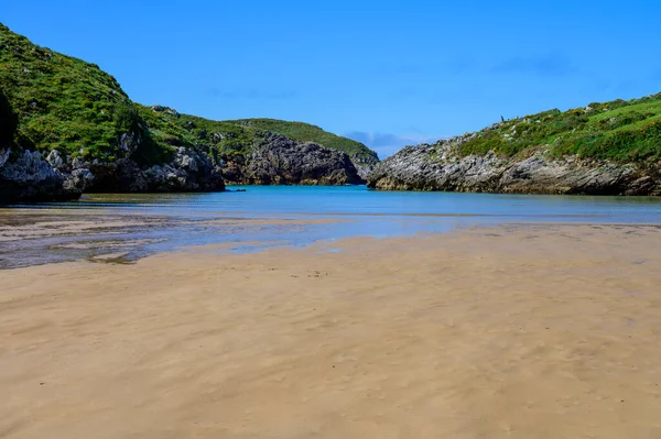 Playa Poo Bakın Llanes Yakınlarındaki Gelgit Sırasında Asturias Yeşil Kıyıları — Stok fotoğraf