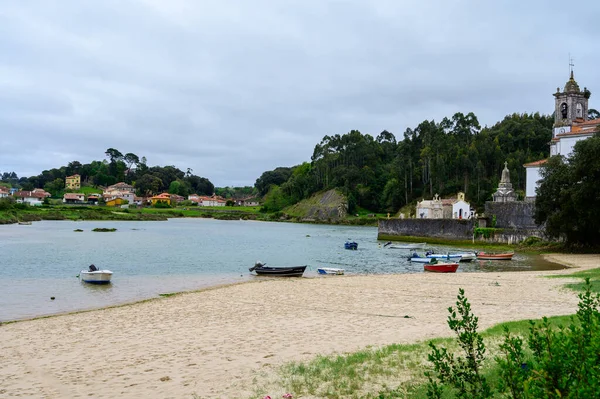 Vista Sobre Playa Sablera Niembru Con Iglesia Costa Verde Asturias —  Fotos de Stock