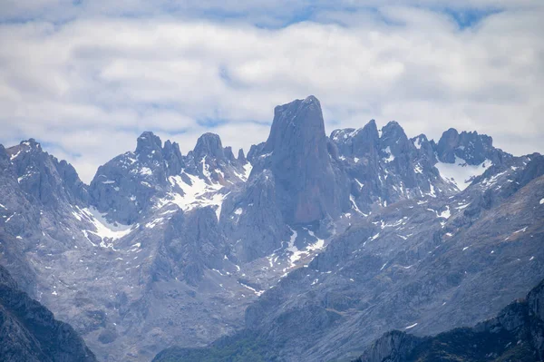关于Naranjo Bulnes或Picu Urriellu的观点 这是位于西班牙北部阿斯图里亚斯山脉Picos Europa的Macizo中部地区的石灰岩峰 可以追溯到古生代 — 图库照片
