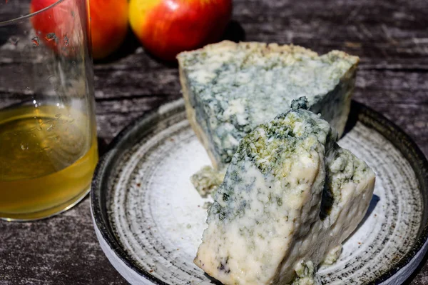 Cabrales Blue Cow Milk Cheese Apple Cider Είναι Ένα Ποτήρι — Φωτογραφία Αρχείου