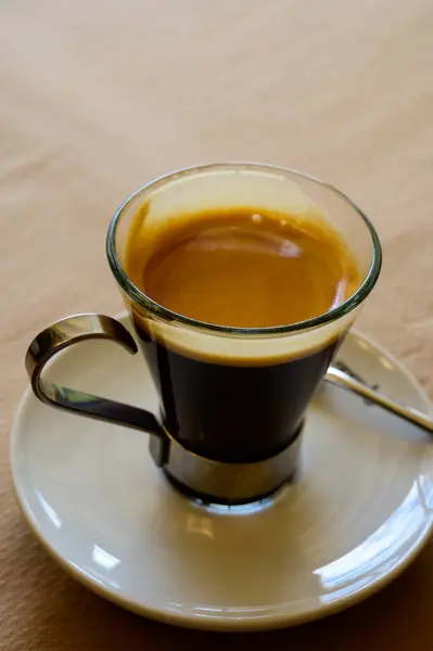 黒アラビカコーヒーの小さな白いカップは 屋内で提供しています 閉じる — ストック写真