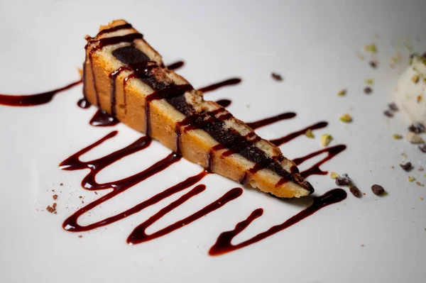Leckeres Italienisches Dessert Heiße Schokoladenkuchen Mit Süßer Sauce Und Nüssen — Stockfoto
