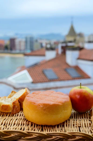 Pria, Asturias 'tan İspanyol füme inek peyniri, San Lorenzo plajında ve Gijon' da gezinti alanında manzaralı servis edildi.