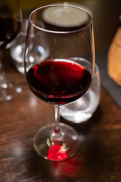 Dîner Avec Verre Vin Rouge Sec Restaurant Italien Osteria Close — Photo