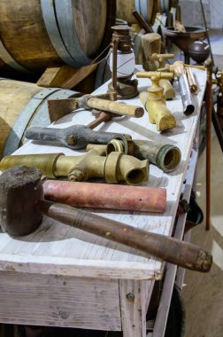 Grand Cru Köyü Oger, Champagne, Fransa 'da şarap ve noir üzümlerinden şampanya yapmak için kullanılan eski malzemeler.
