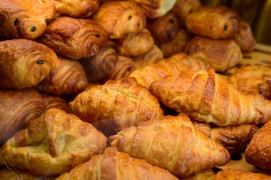 Paris 'teki fırında tereyağlı kruvasan sergileniyor., 