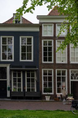 Eski Hollanda kasabası Zierikzee 'de eski küçük evleri ve dar sokakları olan Zeeland, Hollanda