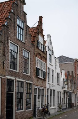 Eski Hollanda kasabası Zierikzee 'de eski küçük evleri ve dar sokakları olan Zeeland, Hollanda