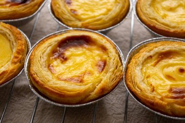 Portekiz 'in geleneksel tatlı tatlısı Pastel de nata yumurtalı kremalı tart pastası.