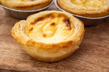 Portekiz 'in geleneksel tatlı tatlısı Pastel de nata yumurtalı kremalı tart pastası.