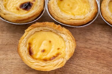 Portekiz 'in geleneksel tatlı tatlısı Pastel de nata yumurtalı kremalı tart pastası.