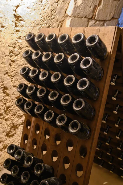 Procházky Hlubokých Podzemních Jeskyních Lahvemi Dřevěných Regálech Tradiční Výroba Šampaňského — Stock fotografie