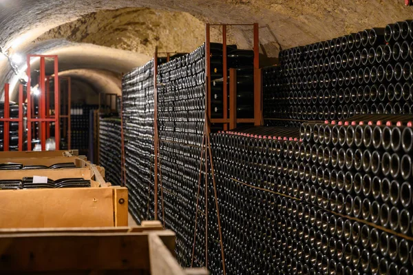 Прогулки Глубоких Подземных Пещерах Бутылками Деревянных Стойках Традиционное Изготовление Шампанского — стоковое фото