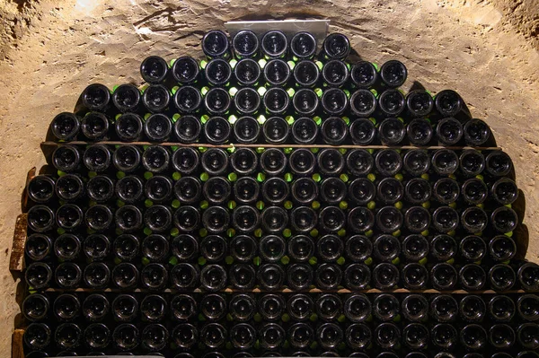 Yeraltındaki Mağaralarda Ahşap Raflarda Şişelerle Yürüyoruz Geleneksel Şampanya Yapımı Chardonnay — Stok fotoğraf