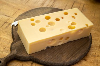 Peynir koleksiyonu, bir kalıp Fransız sert peyniri ve delikli kapatıcı.