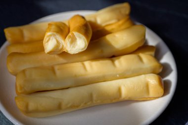 Peynir koleksiyonu, İtalyan sarısı füme caciocavallo veya Puglia 'dan scamorza peynirli çubuk, lezzetli atıştırmalık.