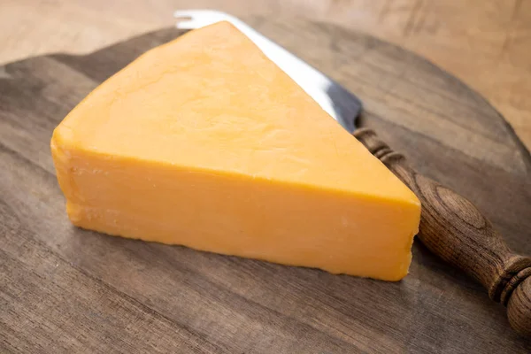 チーズコレクション 牛のミルクからサマセットで作られた成熟した英国の黄色のチェダーチーズの一部クローズアップ — ストック写真