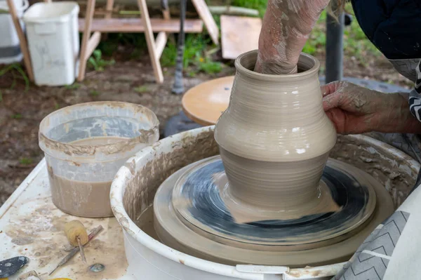 オランダでのワークショップ屋外での陶芸家ホイール上の泥鍋の製造 — ストック写真