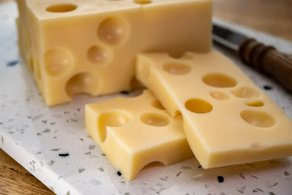 Peynir Koleksiyonu Bir Kalıp Fransız Sert Peyniri Delikli Kapatıcı — Stok fotoğraf