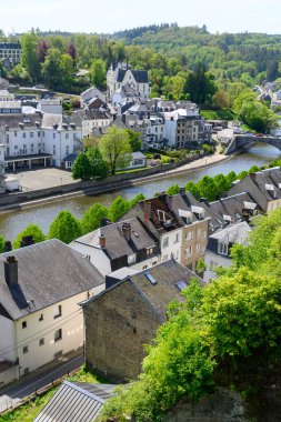 Ortaçağ Bouillon 'unda Lüksemburg' un Wallonie, Belçika bölgesindeki kayalıklarda müstahkem kalesiyle yürüyorum.