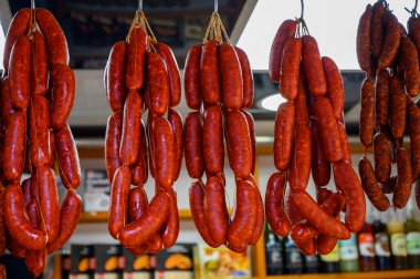 İspanyol domuz sucuğu sucuğu çiftçi pazarında kasapta sallanıyor.