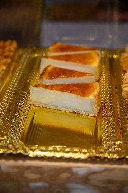 İspanyol esnaf dükkanında taze fırınlanmış hamur işleri ve tatlılar sergileniyor.