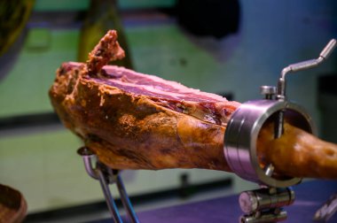 İberya usulü domuz budu. İspanyol kasap dükkanında hazırlanmış jamon. Yaklaş.