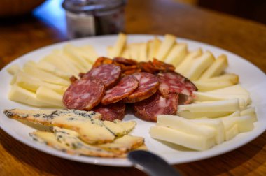 Başlangıç olarak çeşitli İspanyol gurme aperatifleri ile tabak ya da şarap tatma sırasında yakın çekim