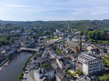 Belçika 'nın Wallonie ilindeki eski güçlendirilmiş şatosu ile ortaçağ kasabası Bouillon' da hava manzarası