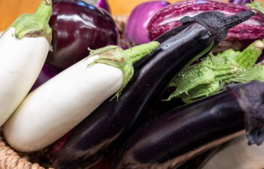 Çeşitli taze patlıcan sebzeleri, beyaz, grafiti, mor, yuvarlak patlıcan Violet.