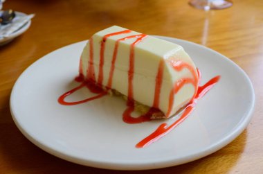 Tatlı tatlı, cheesecake veya flan çilek reçeli ile servis edilir.