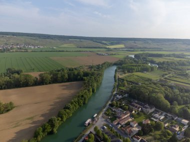 Hautvillers, Cumieres ve Marne River Valley, Champange, Fransa yakınlarındaki yeşil başbakanın panoramik hava manzaralı cru şampanya bağları ve tarlaları