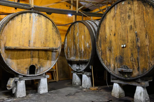 Tillverkning Traditionella Naturliga Asturien Cider Gjorda Jästa Äpplen Fat Flera — Stockfoto