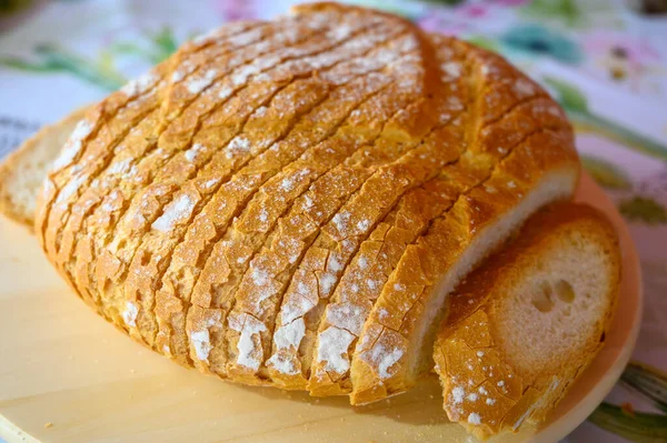 Großes Rundes Frisch Gebackenes Brot Aus Weißweizenmehl Scheiben — Stockfoto