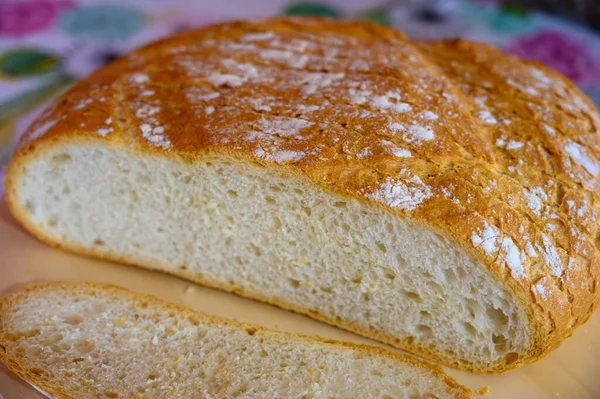 Μεγάλο Στρογγυλό Φρέσκο Ψημένο Ψωμί Από Αλεύρι Λευκού Σίτου Φέτες — Φωτογραφία Αρχείου