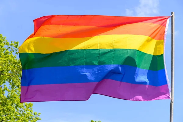 Gay Kebanggaan Warna Pelangi Bendera Dan Langit Biru Luar — Stok Foto