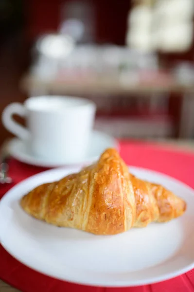 Свежие Круассаны Маслом Подаваемые Ресторане Континентального Французского Завтрака Вблизи — стоковое фото