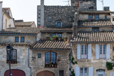 Antik Fransız kenti Arles 'deki eski dar sokakları ve evleri, Provence' deki turistik yerleri, Roma harabeleri, Bouches-du-Rhone, Fransa