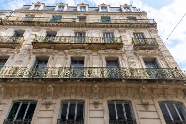 Montpellier şehrinin, Fransa 'nın, evlerin ve sokakların eski orta kesiminde yürüyorum.