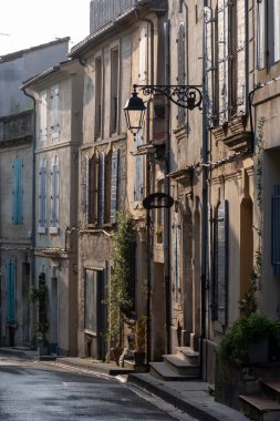 Antik Fransız kenti Arles 'deki eski dar sokakları ve evleri, Provence' deki turistik yerleri, Roma harabeleri, Bouches-du-Rhone, Fransa