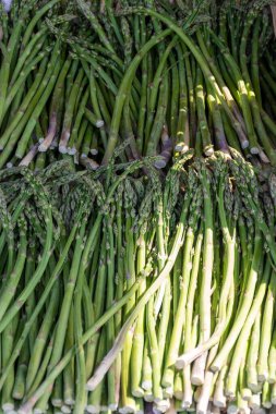 Fransa 'nın Arles kentindeki Fransız Provencal çiftçi pazarında satılık taze çiğ organik kuşkonmaz sebzeleri.