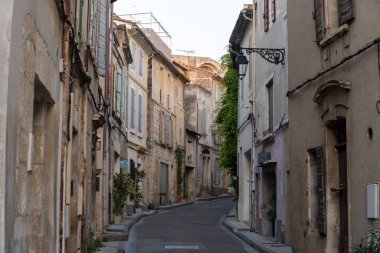 Antik Fransız kenti Arles 'teki eski dar sokaklar ve evler, Roma harabeleri, Bouches-du-Rhone, Fransa' nın turistik varış yeri