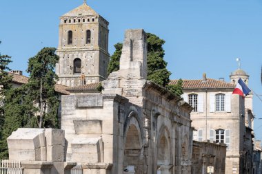 Antik Fransız kenti Arles 'deki eski dar sokakları ve evleri, Provence' deki turistik yerleri, Roma harabeleri, Bouches-du-Rhone, Fransa