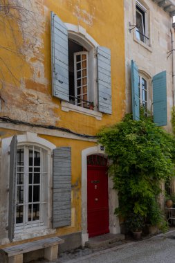 Antik Fransız kenti Arles 'deki eski dar sokakları ve evleri, Provence' deki turistik yerleri, Roma harabeleri, Bouches-du-Rhone, Fransa