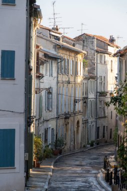 Antik Fransız kenti Arles 'deki eski dar sokakları ve evleri, Provence' deki turistik yerleri, Roma harabeleri, Bouches-du-Rhone, Fransa