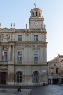 Antik Fransız kenti Arles 'teki eski dar sokaklar ve evler, Roma harabeleri, Bouches-du-Rhone, Fransa' nın turistik varış yeri