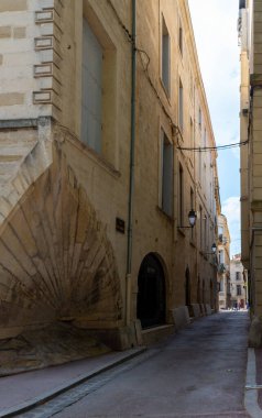 Montpellier şehrinin, Fransa 'nın, evlerin ve sokakların eski orta kesiminde yürüyorum.